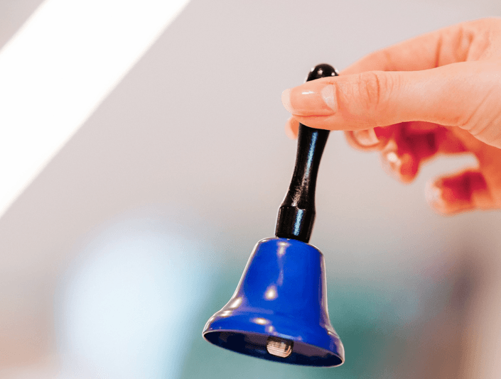 Hand mit blauer Glocke